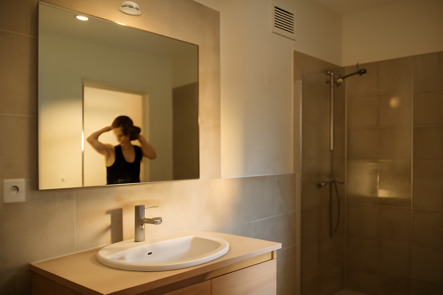 led dans salle de bain : spot encastré IP44 au plafond, salle d’eau bretonne humide, lumière chaude